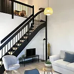 Huoneisto High-ceilinged With Balcony