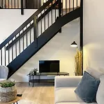 Huoneisto High-ceilinged With Balcony